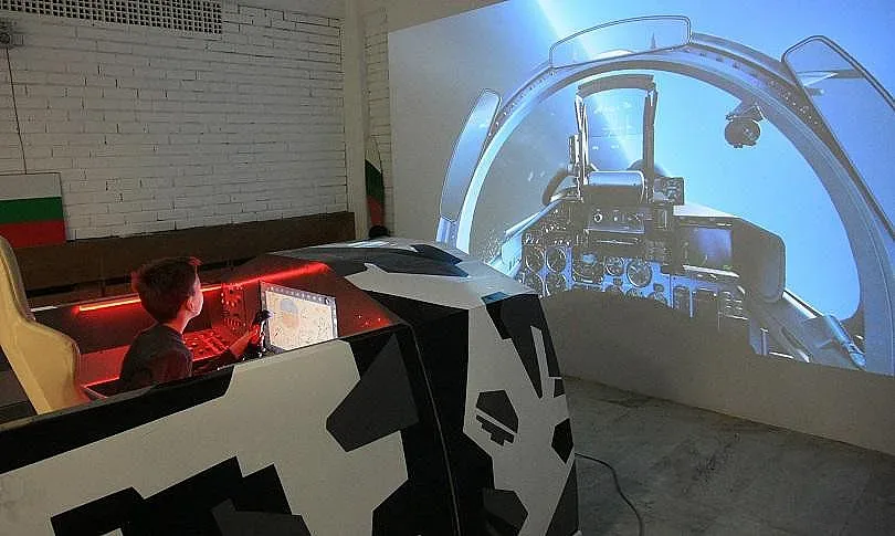 Ентусиасти пилотират F-16 в София