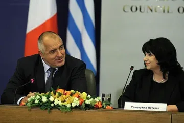 Премиерът честити на Петкова, поиска си бонбони