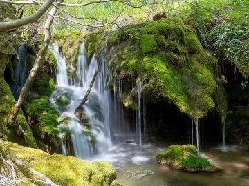 Двойникът на Крушунските водопади смая с красота, но туристи няма