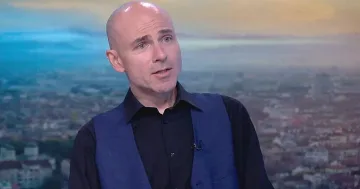 Доц. Петър Чолаков: Пеевски кара влака в държавата