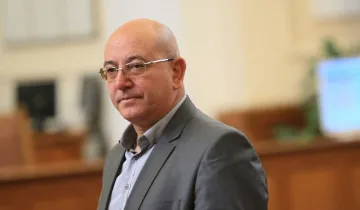 Ревизоро подложил глава, за да спаси кабинета