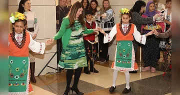 Херо Мустафа тропна хорце с деца за Василица