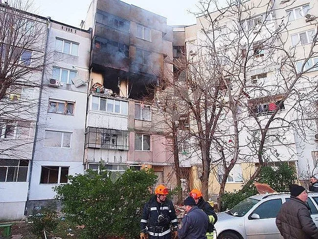 Отритнат от жена си запалил блока във Варна