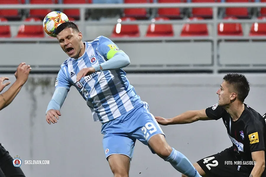 Васил Божиков подписа нов договор със Слован