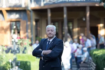 Зико замрази заплатата си, вдига най-ниските