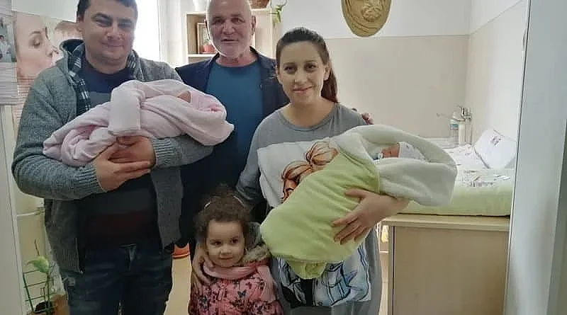 Кметове размениха подаръци за първи бебета на 2020