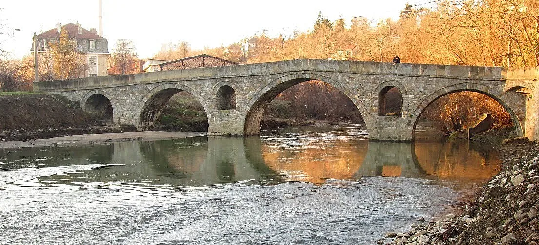 Проверяват кой бетонира моста на Колю Фичето