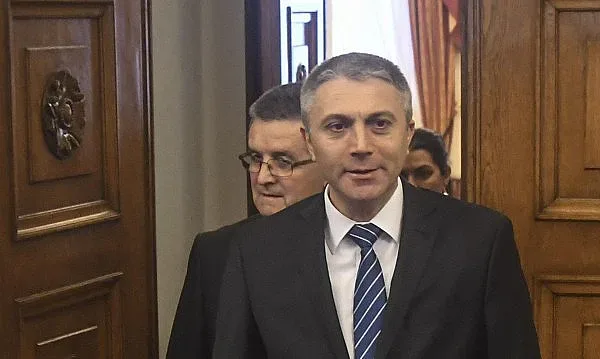 Карадайъ: Да се отстранят разследваните министри