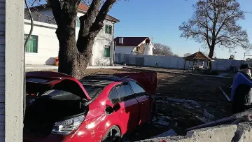 Задържаха шофьора, забил се в бетонна ограда