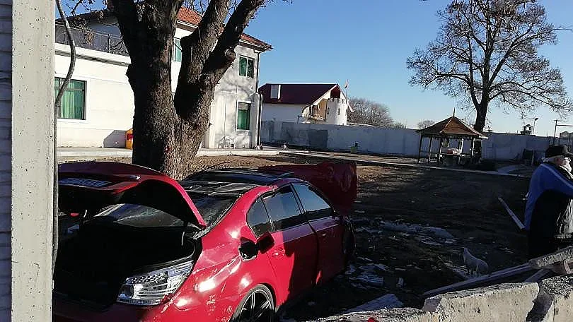 Задържаха шофьора, забил се в бетонна ограда