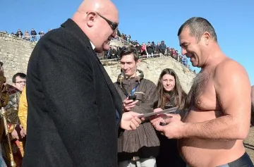 10 души скачаха за кръста във Видин