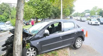 Пиян шофьор нацели дърво пред общината в Търново