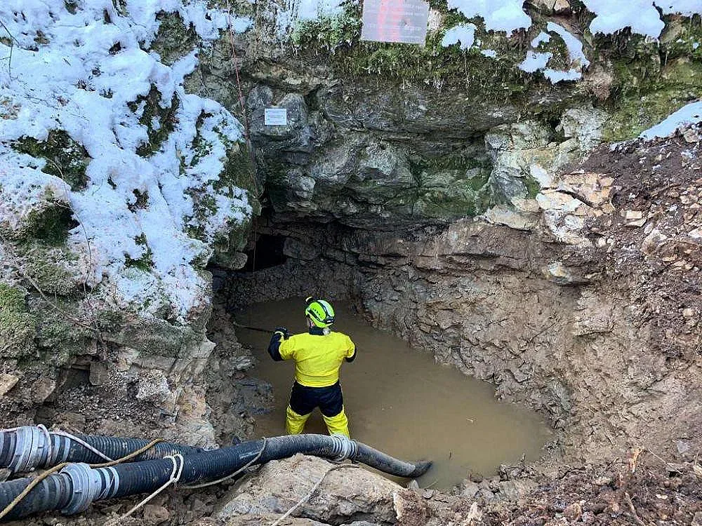 Вода от пещерите потече към Перник