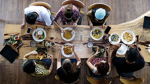 РЕКОРД! Е600 млрд. пръснали европейците по кръчми