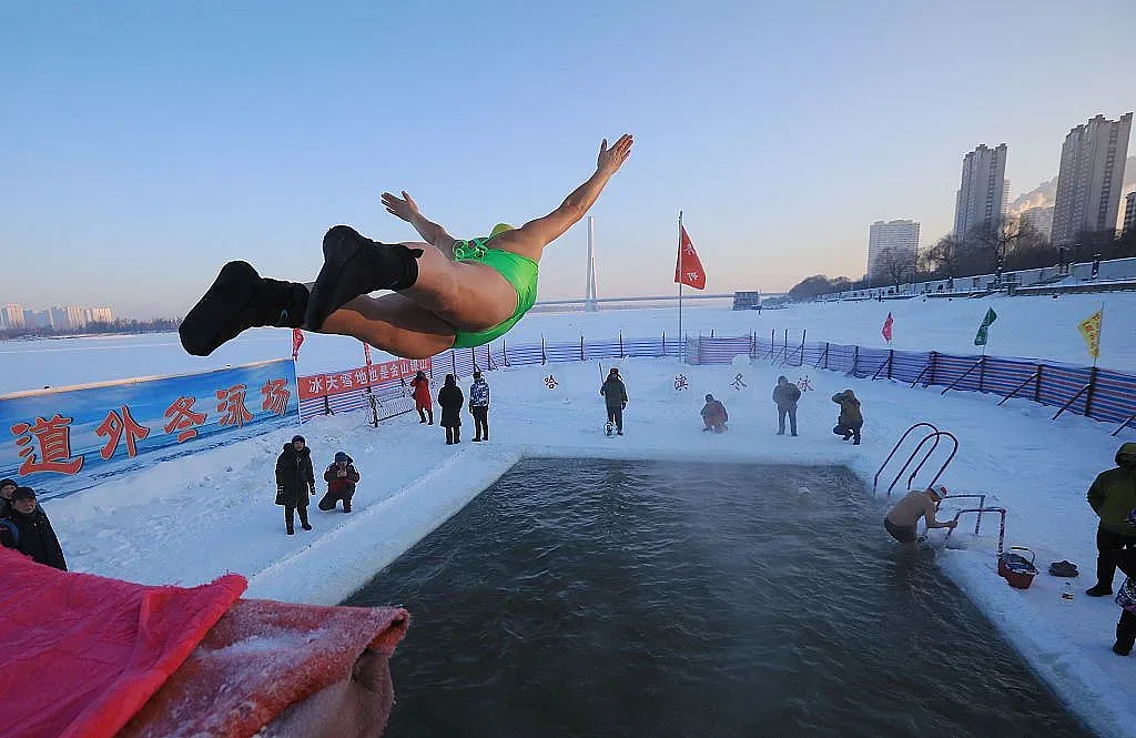 Китайски „моржове” срещат Нова година в ледени води
