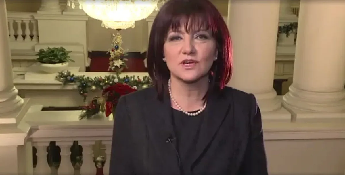 Цвета Караянчева с джедайски поздрав за ЧНГ/ВИДЕО/