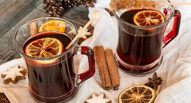 Тези греяни алкохолни напитки ни топлят в студените вечери