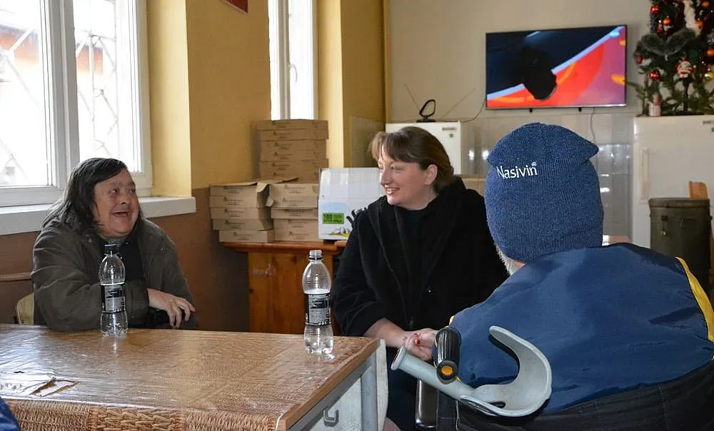 Сачева зарадва бездомници в кризисния център