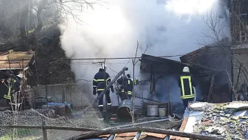 Пожар в къща за малко да остави Еленово без ток