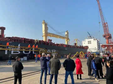 Корабът „Бузлуджа“ първи посреща 2020