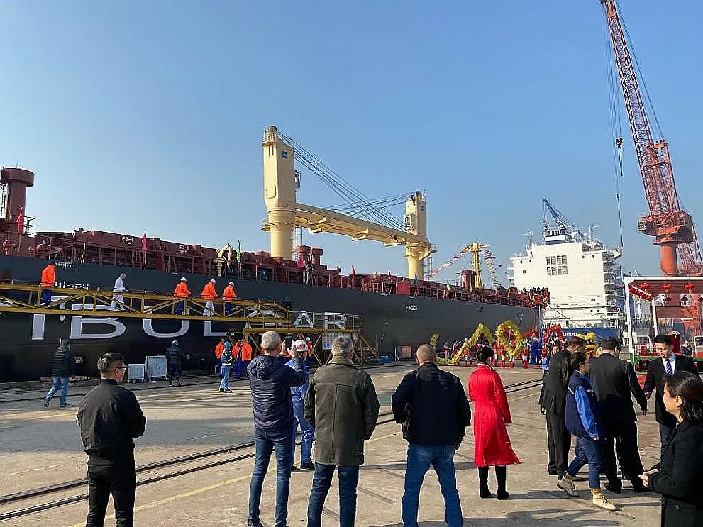 Корабът „Бузлуджа“ първи посреща 2020