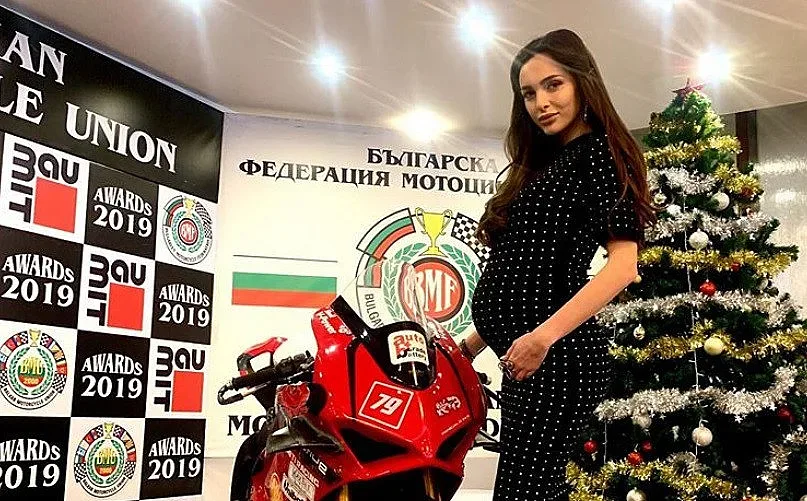 Синът на Аня Пенчева очаква първото си дете