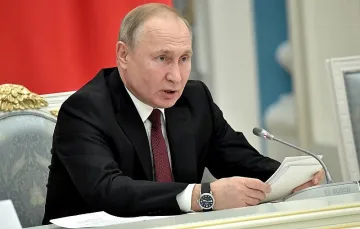Путин връща пушенето по летищата