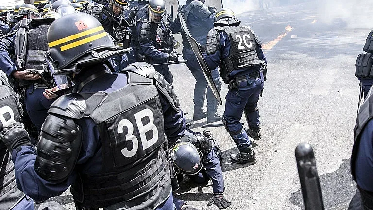 Полицията наби протестиращи в Париж