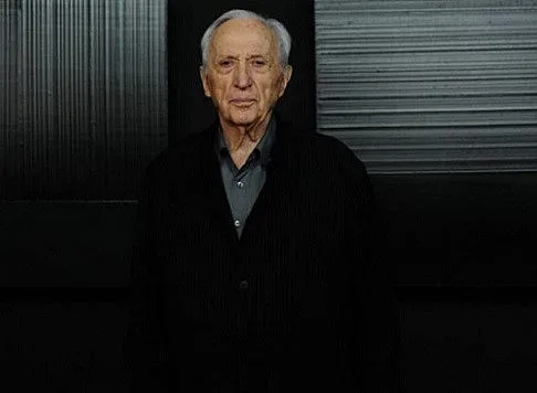 Жив художник на 100 в Лувъра