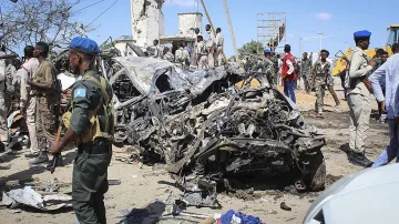 Кола-бомба уби 90 души в Сомалия