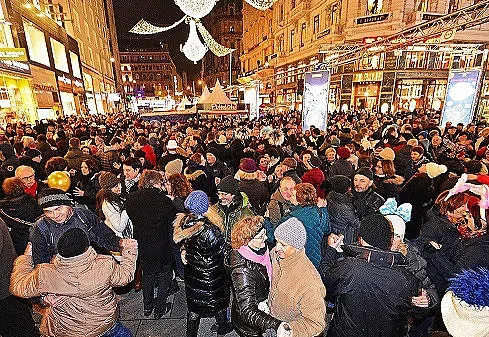 750 000 танцуват валс във Виена