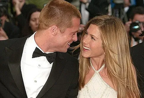 Анистън и Пит поддържат флирта