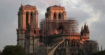 Нотр Дам може да се срути напълно