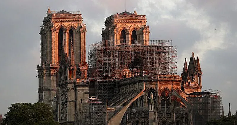 Нотр Дам може да се срути напълно