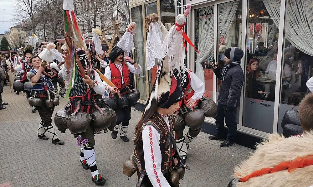 Кукери плашиха злите сили в Хасково (СНИМКИ)