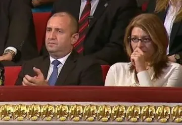 Съпругата на Радев  избухва в сълзи