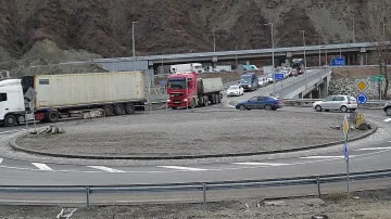 Хиляди отново на път