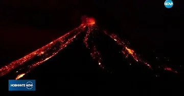 Зрелищно изригване на вулкан в Еквадор (ВИДЕО)