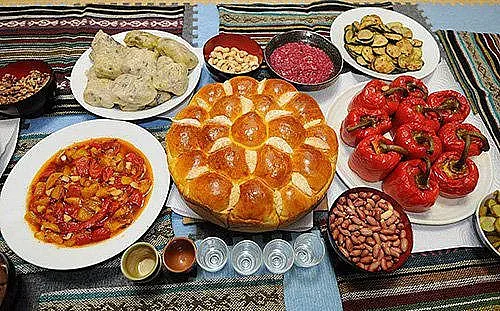 Коледният хляб се замесва с мълчана вода