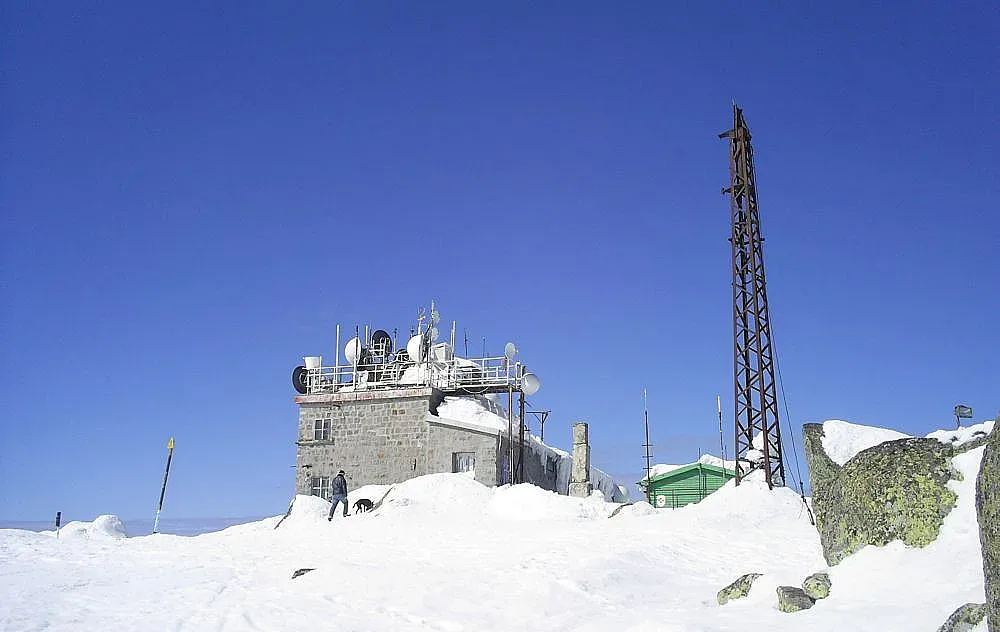 Силен вятър едва не отнесе Черни връх