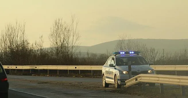 Тир се обърна и затвори пътя за Гърция