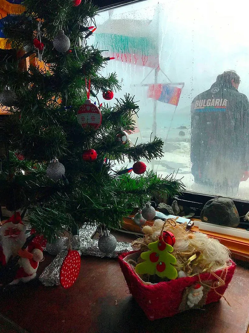 Втора група наши антарктици пристигна на о. Ливингстън