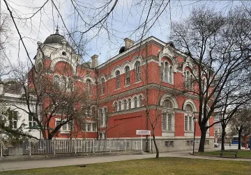 Художествената академия на червено с 600 хиляди