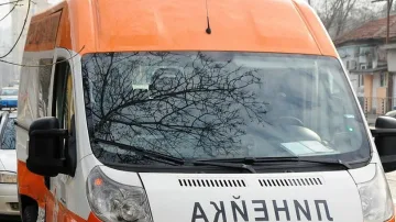 Шофьор помете две пешеходки и избяга