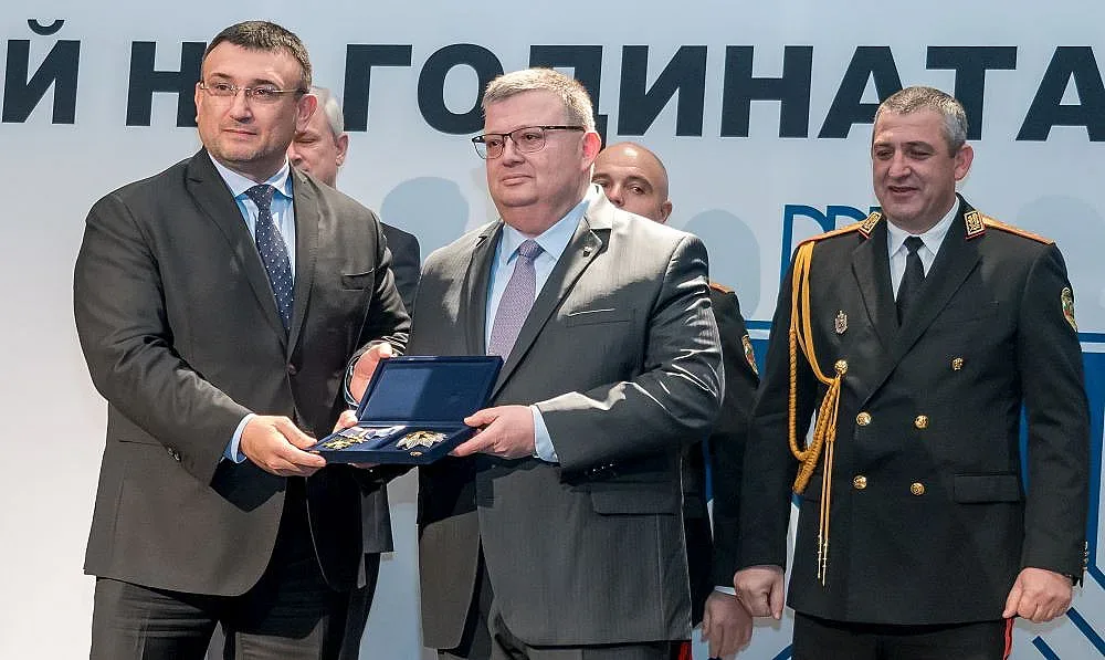 Сотир Цацаров получи почетно отличие от МВР