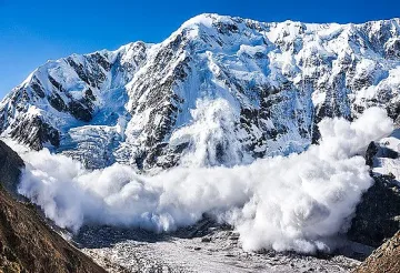 Лавини погребаха трима в Алпите