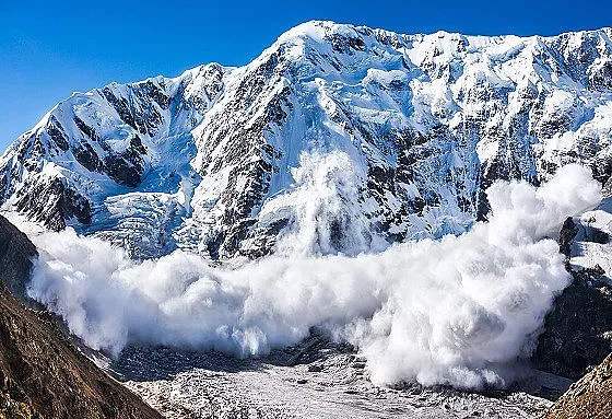Лавини погребаха трима в Алпите