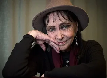 Почина Ана Карина