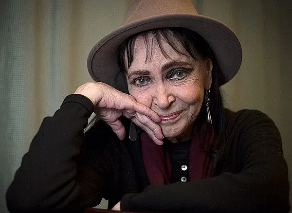 Почина Ана Карина