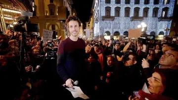 Защо Сардините нападат Рим?